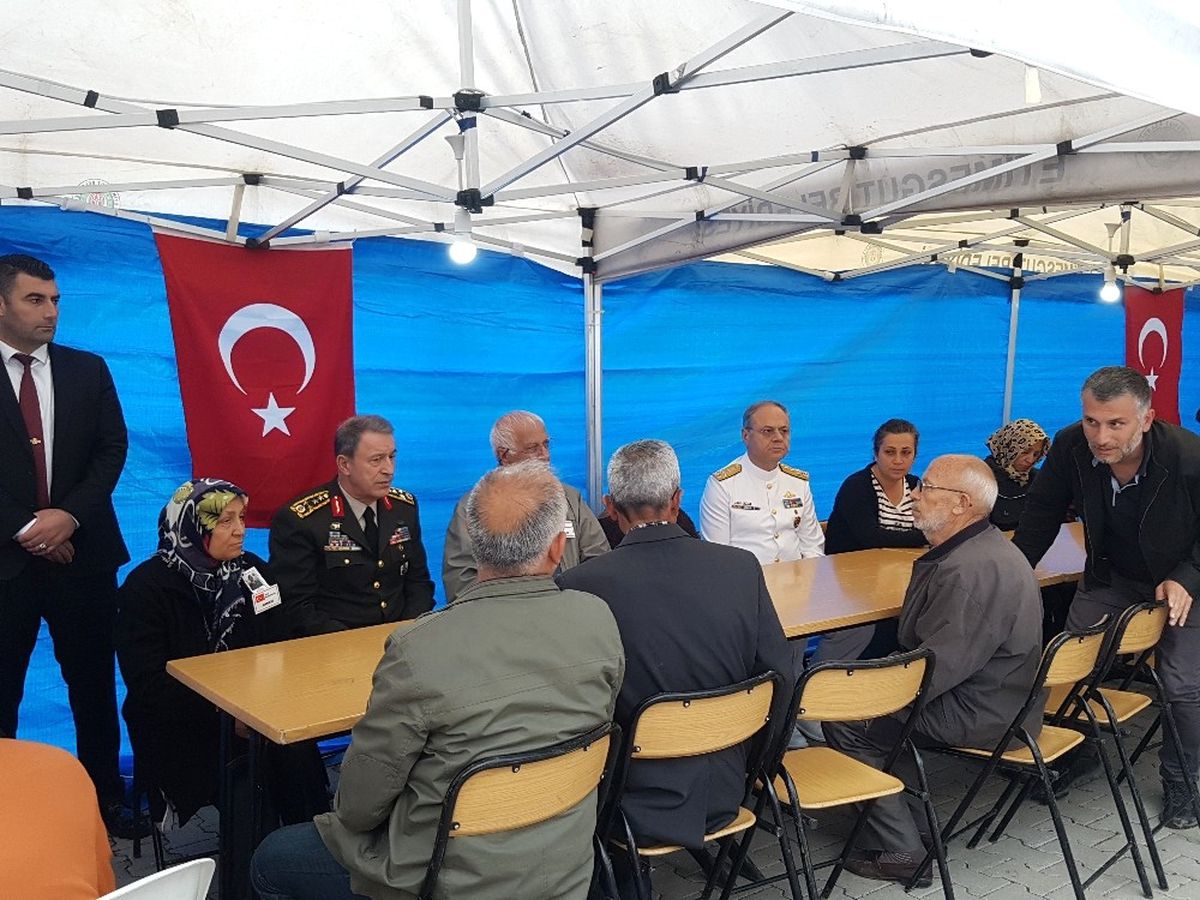 Genelkurmay Başkanı Akar Şehit Ailesine Taziye Ziyaretinde Bulundu