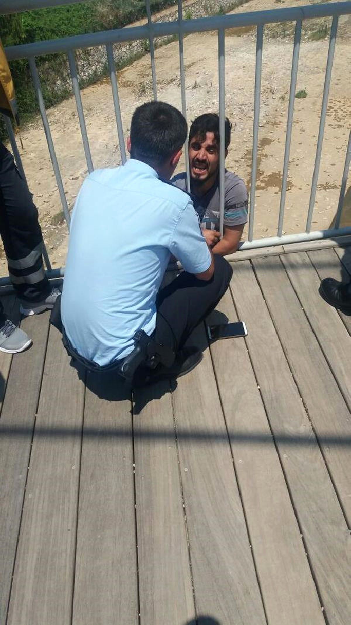 İntihar Girişimi Kelepçeyle Önlendi