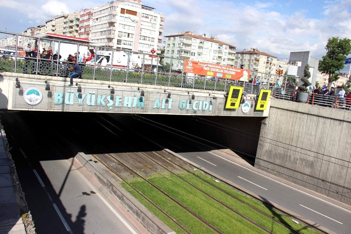 İntihar İçin Üst Geçide Çıkan Şahsı Polis İkna Etti