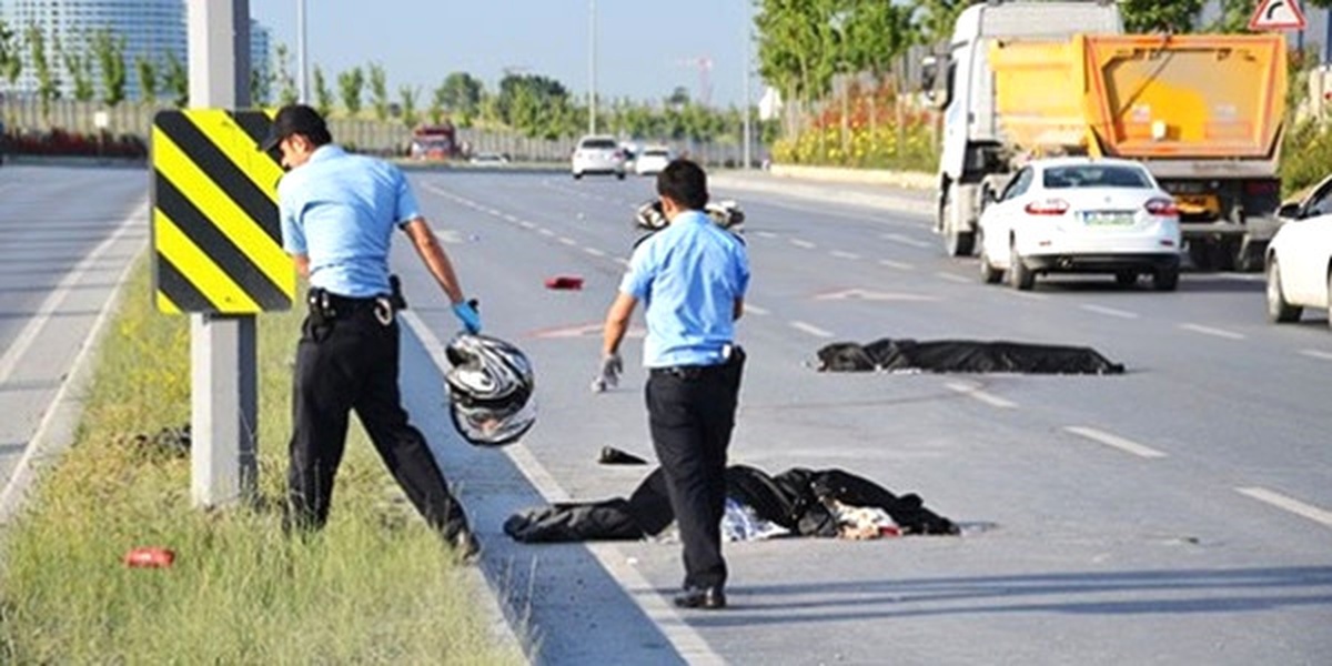 İzmir\'de Motosiklet Bariyere Çarptı: 2 Ölü
