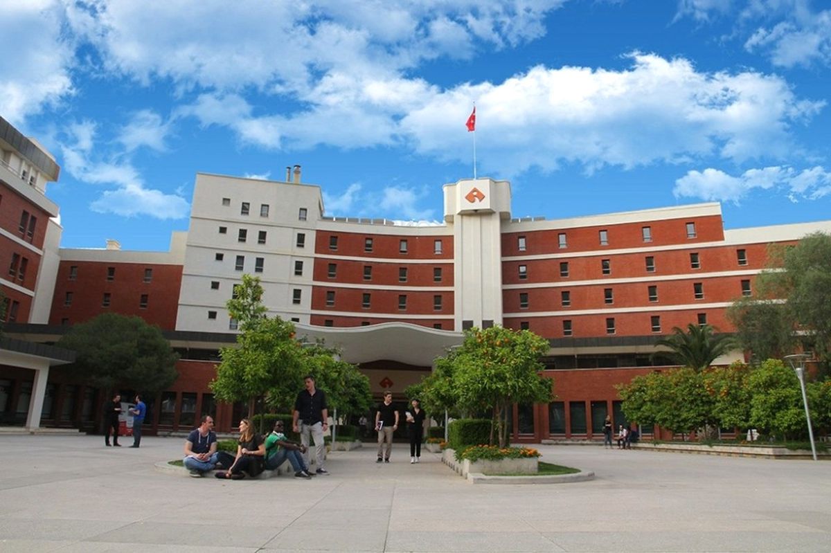 İzmir Ekonomi Üniversitesi Rektörü Prof. Dr. Can Muğan, "Kariyerde Tek Uzmanlık Yetmiyor"