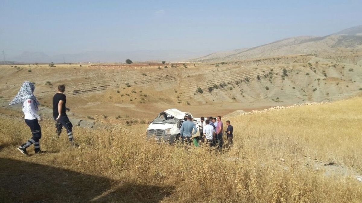 Kamyonet Şarampole Yuvarlandı: 1 Ölü, 2 Yaralı