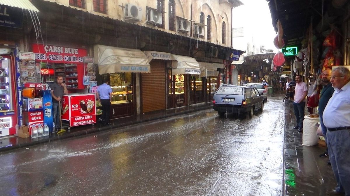 Kilis\'te Aniden Bastıran Yağmur Etkili Oldu
