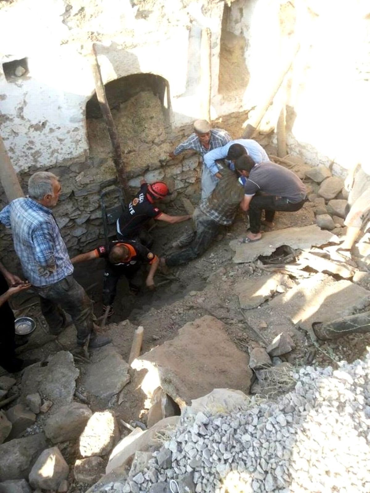 Kilis\'te Toprak Kayması Sonucu Altında Kalan Bir Kişi Kurtarıldı