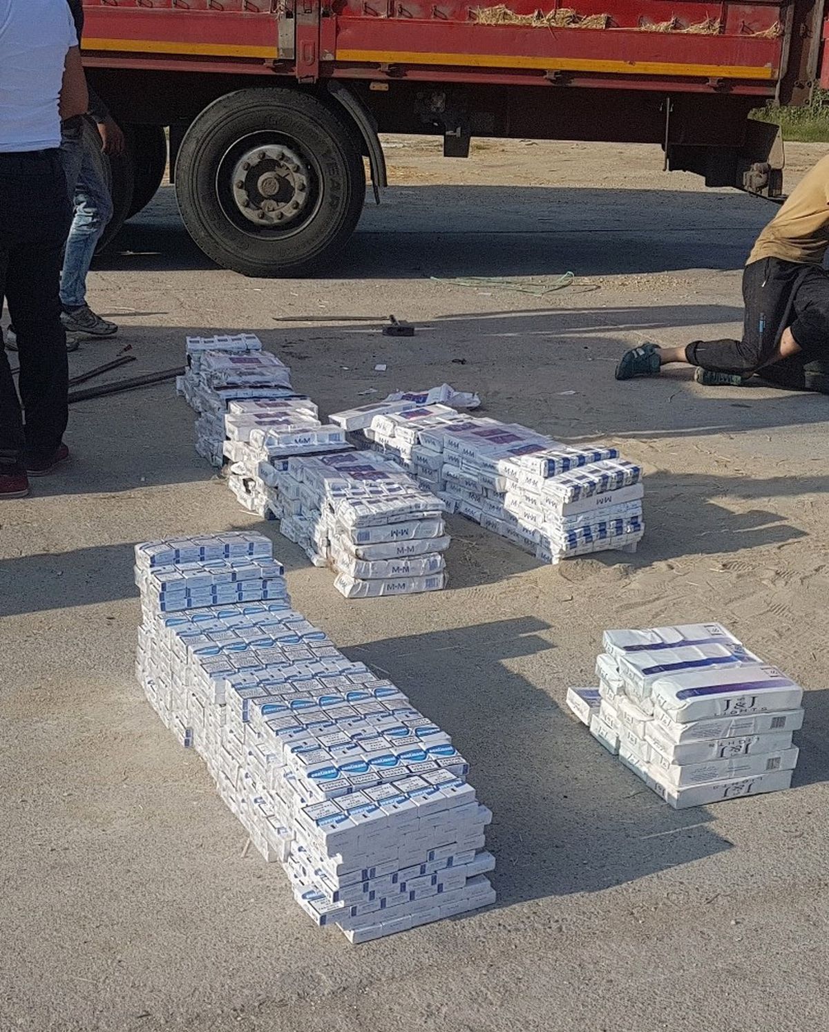 Kula\'da 2 Bin 500 Paket Gümrük Kaçağı Sigara Ele Geçirildi