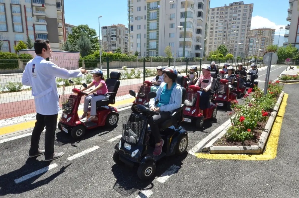 Kur\'an Kursu Öğrencilerine Trafik Eğitimi