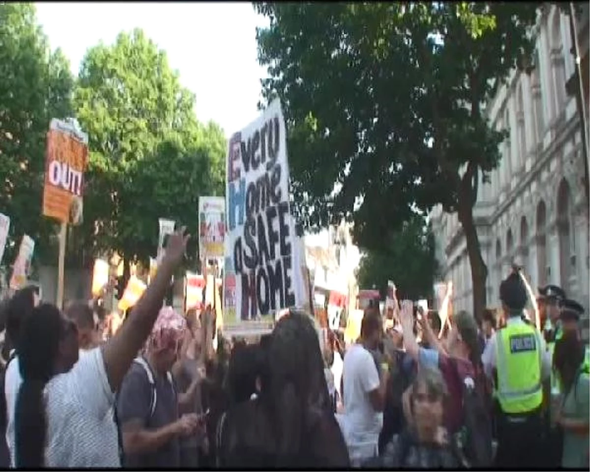Londra\'da Hükümet Protesto Edildi