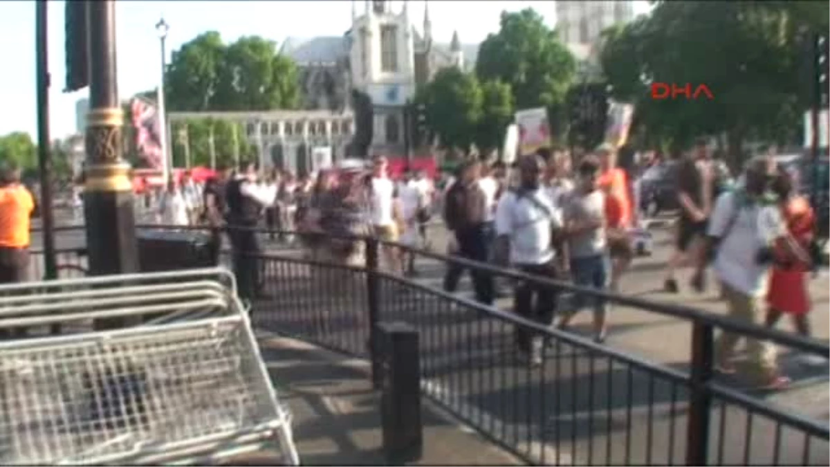 Londra\'da Hükümet Protesto Edildi