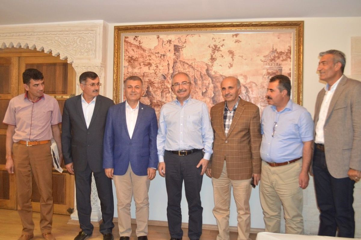 Mardinli Hububatçılardan Vali Yaman\'a Plaket
