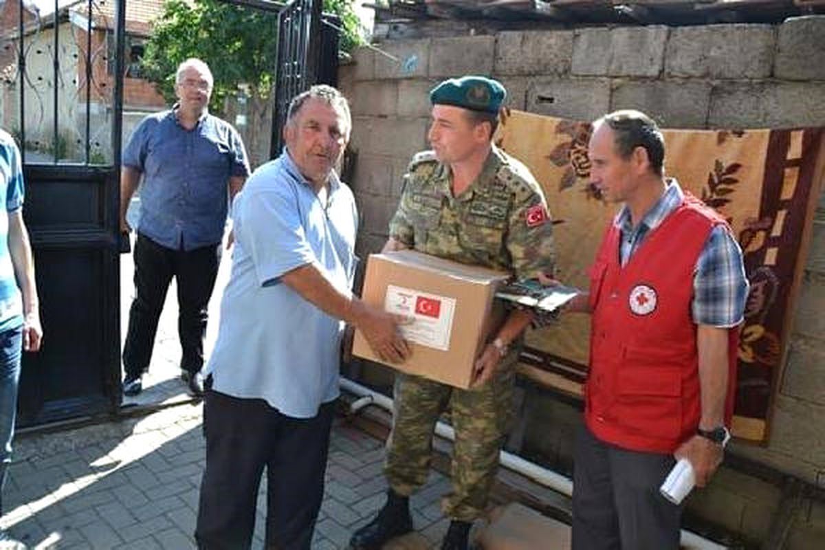 Mehmetçik\'ten Ramazan Bayramı Öncesi Kosovalı Ailelere Yardım