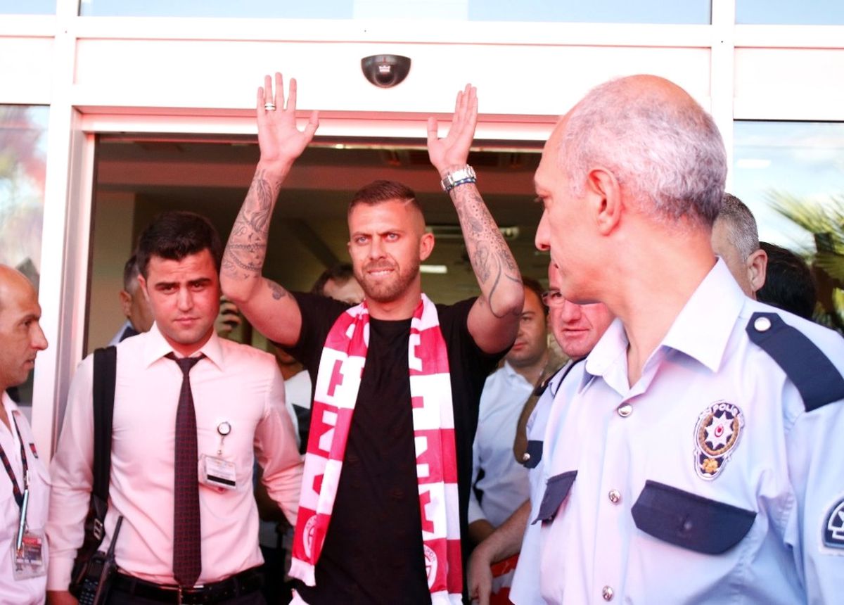Menez\'e Antalya\'da Coşkulu Karşılama