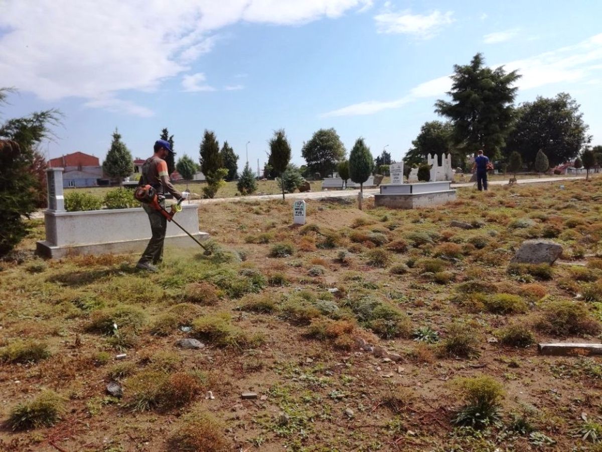 Mezarlıklarda Bayram Temizliği