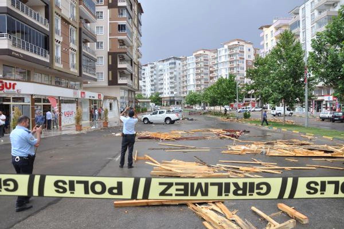 Nizip\'te Fırtınada Uçan Çatılar Araçlara Zarar Verdi