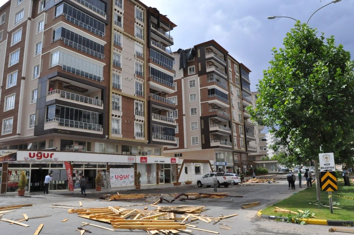 Nizip\'te Şiddetli Fırtına Çatıları Uçurdu