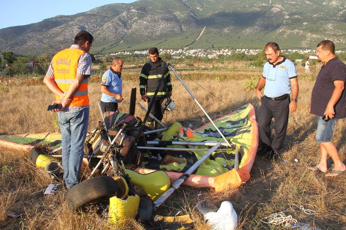 Ölüdeniz\'de Motorlu Yelken Kanat Düştü: 2 Yaralı