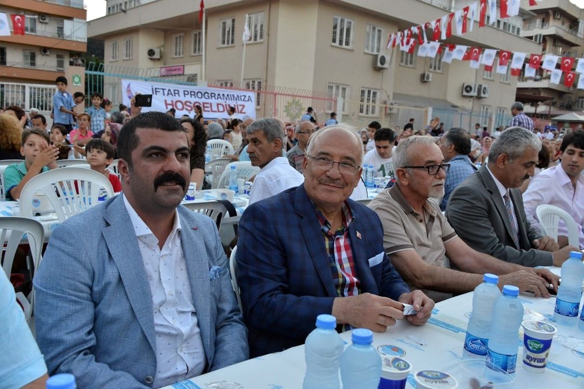 Mersin Büyükşehir Belediye Başkanı Yenişehir Sakinleriyle Oruç Açtı