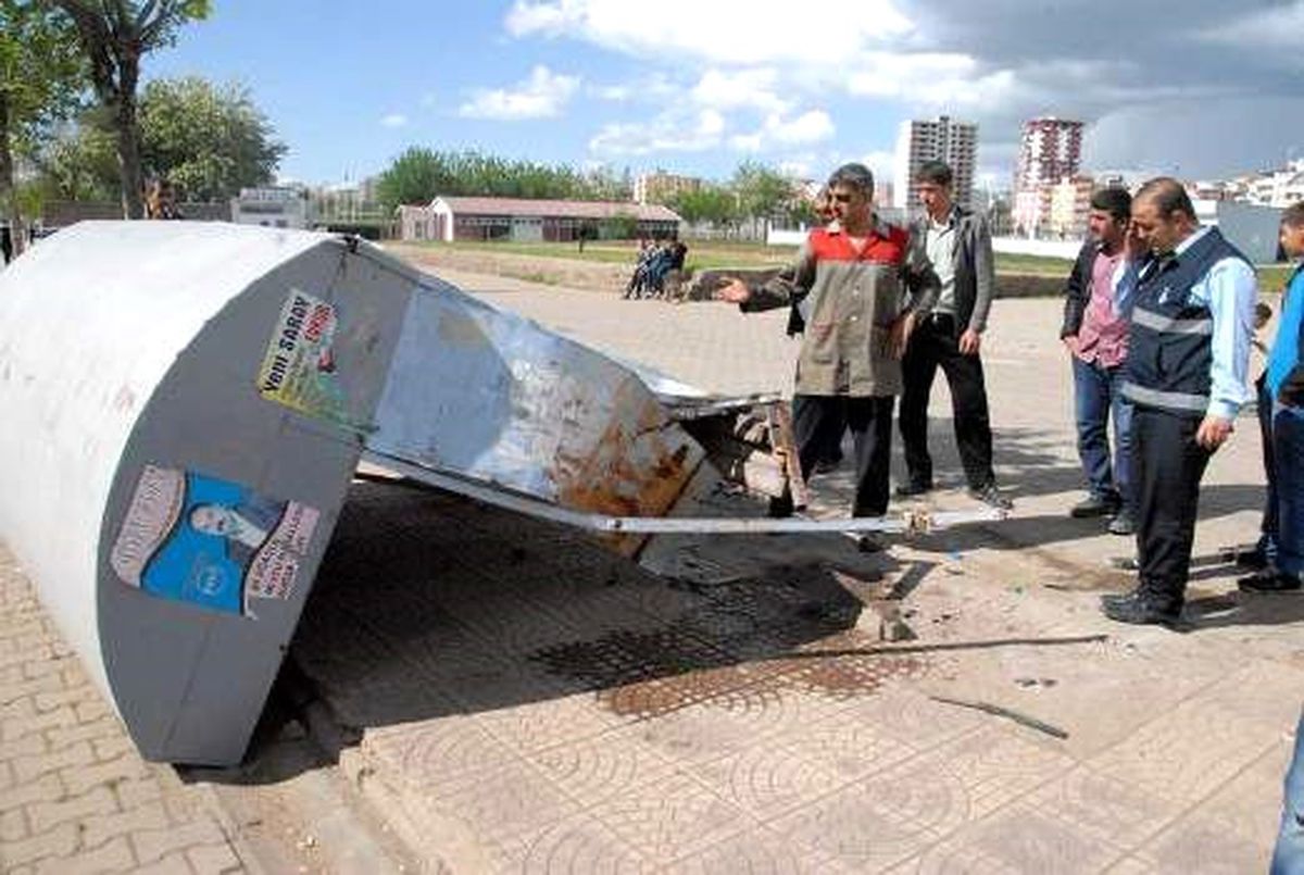 Otomobille Yolcu Durağına Çarptı