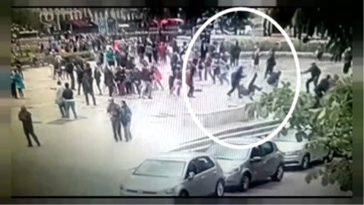 Paris\'te Polise Çekiçle Saldıran Zanlı Hakim Karşısında