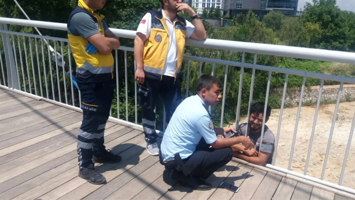 Polis Intiharcıyı Köprünün Demirlerine Kelepçeledi