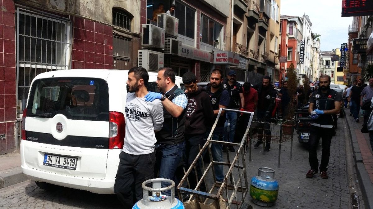 Polis\'ten Kumkapı\'da Nefes Kesen Uyuşturucu Operasyonu: 10 Gözaltı