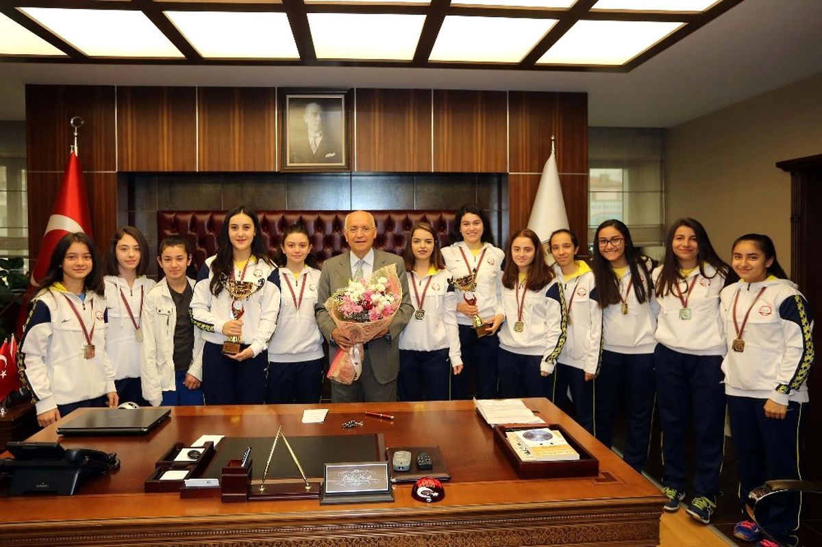 Şampiyon Voleybolculardan Başkan Yaşar\'a Ziyaret