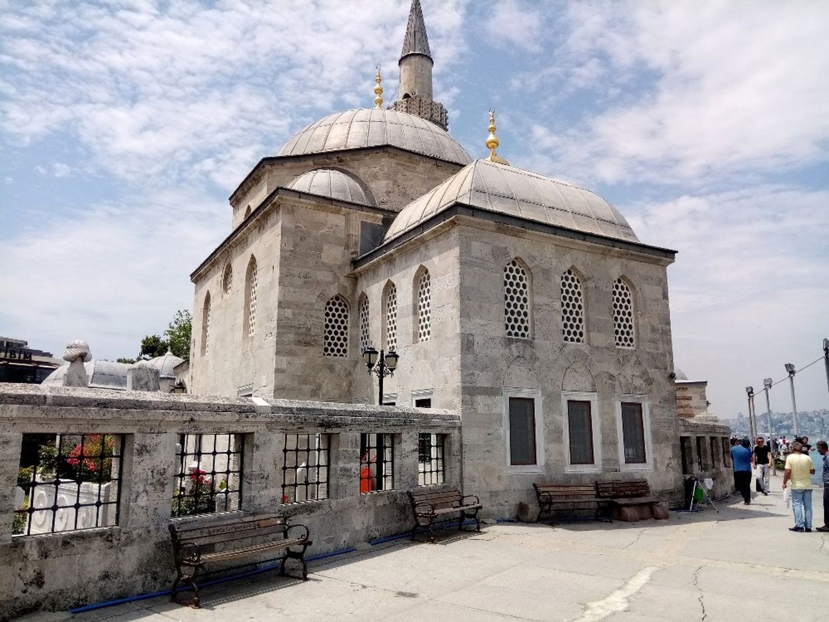 Şemsi Paşa Cami\'nde Yol Yapım Çalışmaları Nedeniyle Hasar Oluştu