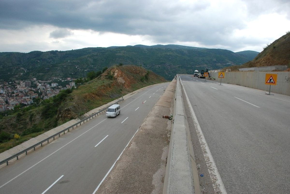 Tokat\'ta Heyelan Tehlikesiyle Kapanan Yol Ulaşıma Açıldı