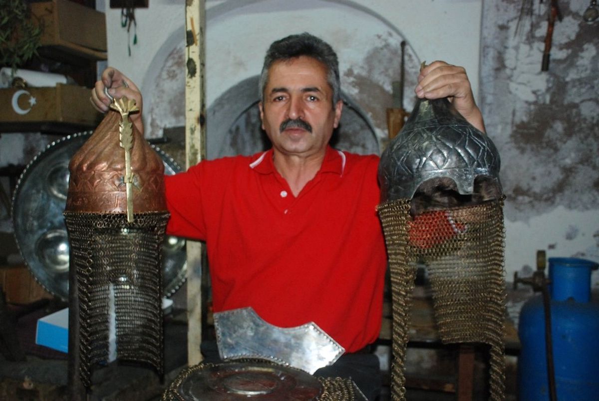 Tokatlı Bakırcı Ustası Diriliş Ertuğrul\'a Zırh ve Miğfer Yapıyor