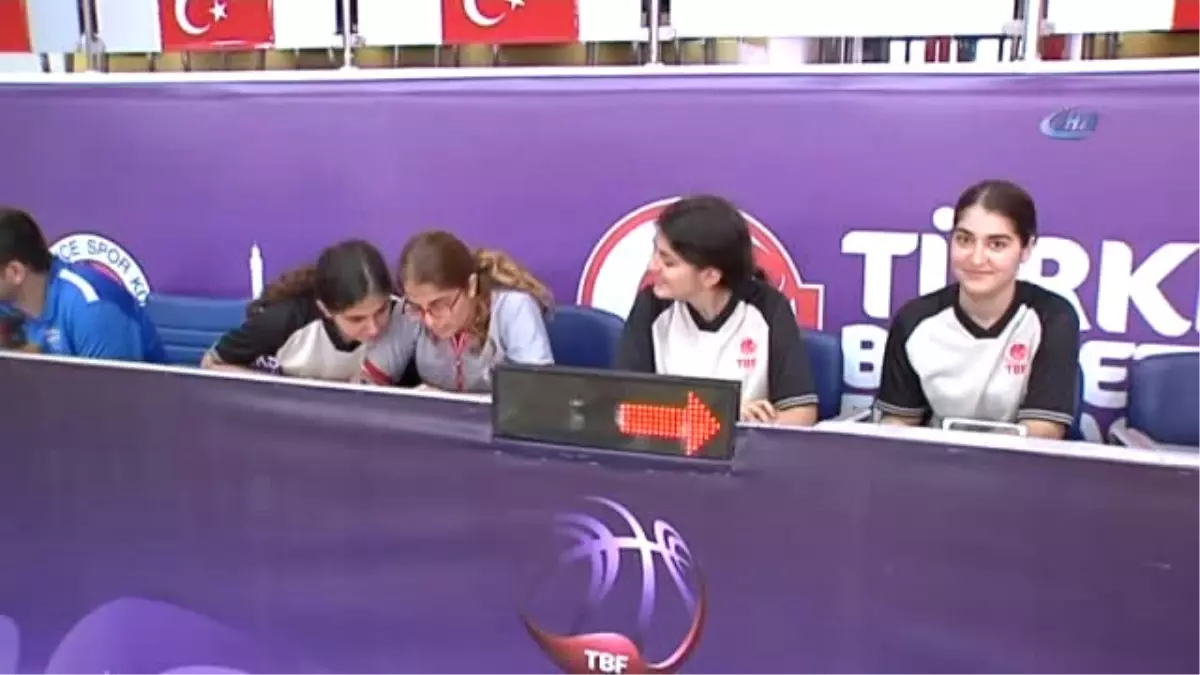 Üçüz Kız Kardeşler Basketbol Hakemi Oldu