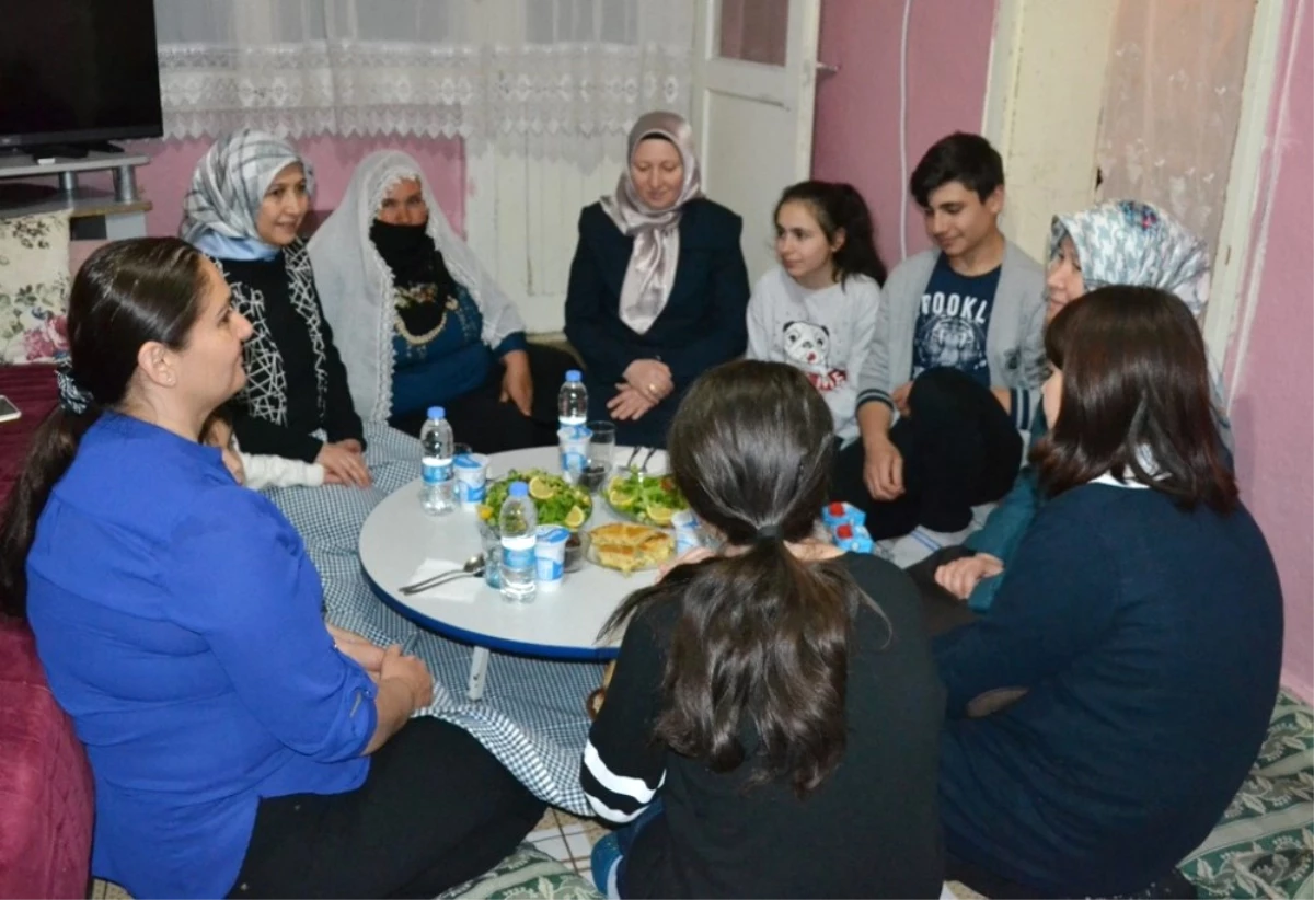 Vali Azizoğlu\'nun Eşi, Aile Ziyaretlerini Sürdürüyor