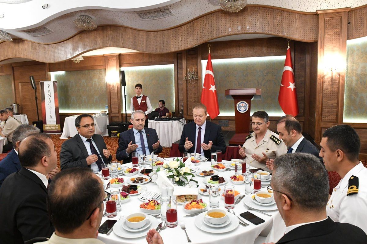 Vali Yavuz, Güvenlik Güçleriyle İftarda Bir Araya Geldi