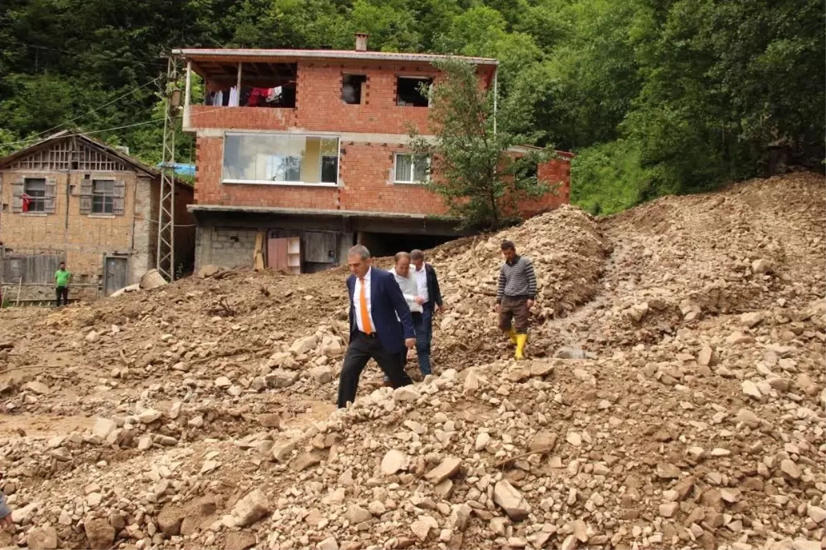 Yomra\'da Yoğun Yağmur Yağışı Nedeniyle 6 Mahalle Yolu Ulaşıma Kapandı.