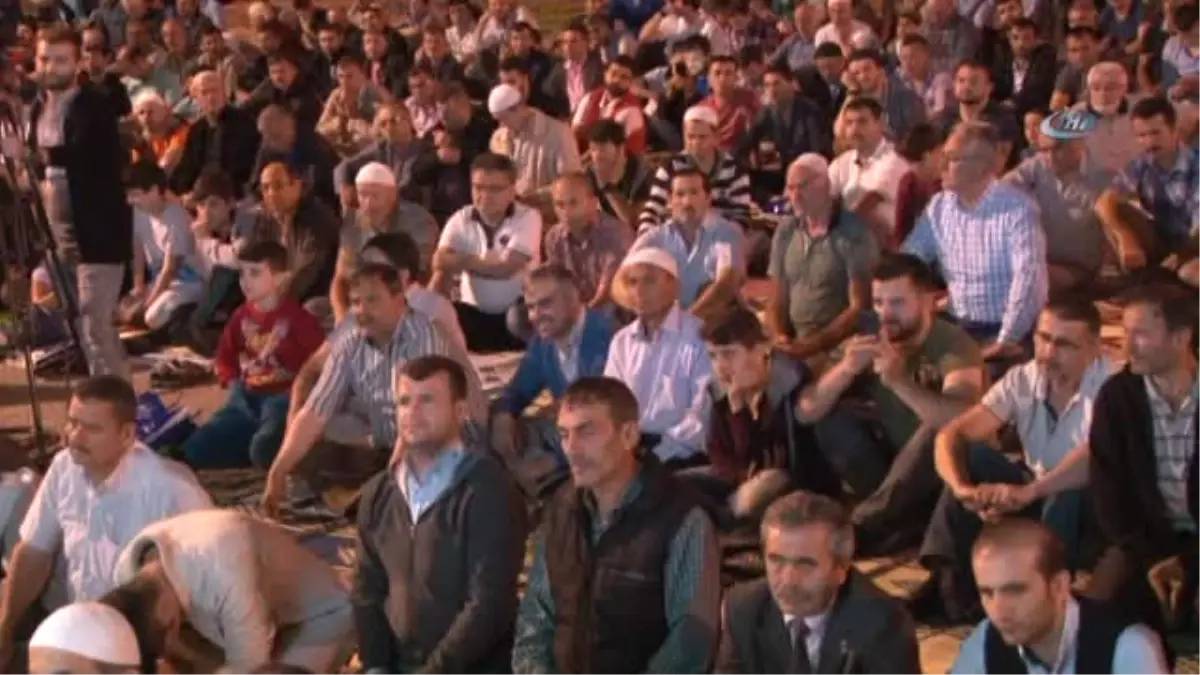 10 Bin Kişi Meydanda Teravihte Buluştu