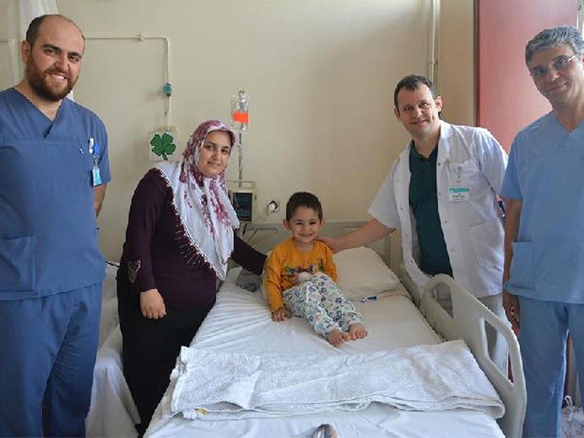 3 Yaşındaki Ömer Ameliyatla Böbrek Taşından Kurtuldu