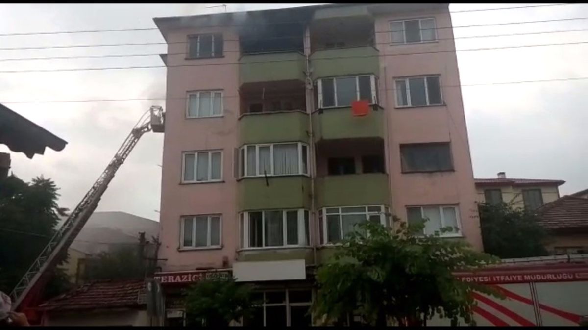 5 Katlı Binadan Çıkan Dumanlar Paniğe Neden Oldu