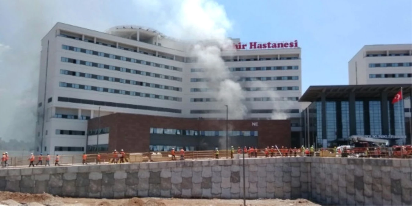 Adana\'da İnşaatı Süren Şehir Hastanesinde Yangın: 9 İşçi Hastaneye Kaldırıldı