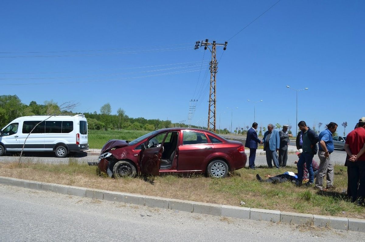 Adilcevaz\'da İki Otomobil Kafa Kafaya Çarpıştı: 2 Yaralı