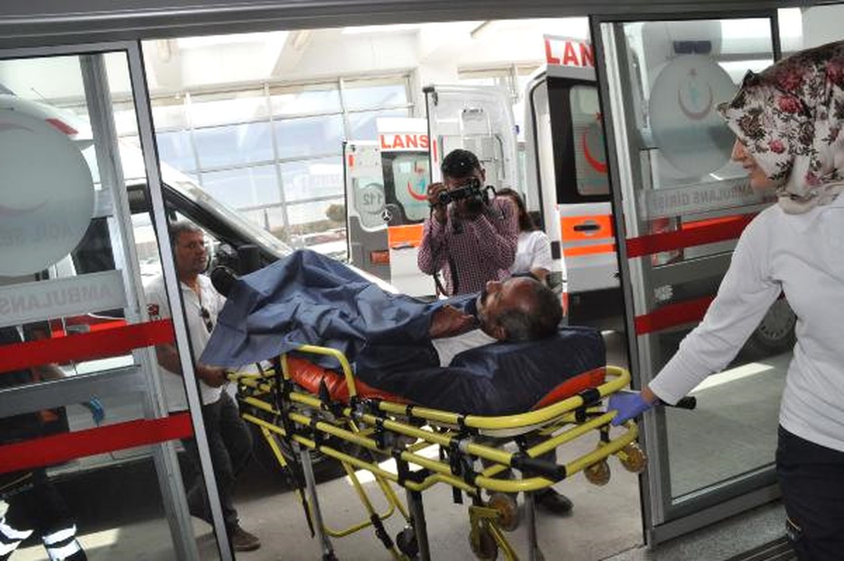 Adıyaman\'da İki Otomobil Çarpıştı: 4 Yaralı