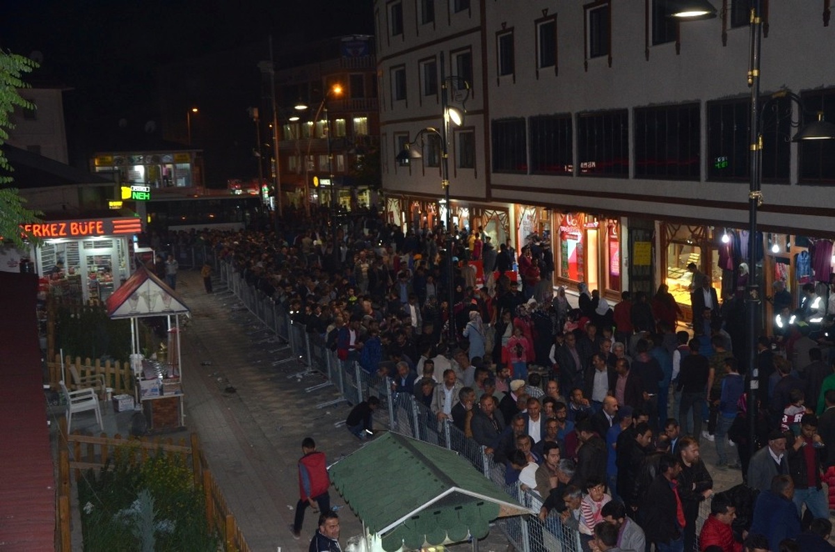 Ağrı\'da Vatandaşlar Merkez Camisine Akın Etti