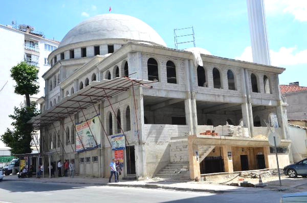 Allı Camisi İnşaatının Kaldırıma Taşan Taşıyıcı Kolonu Kesildi (2)