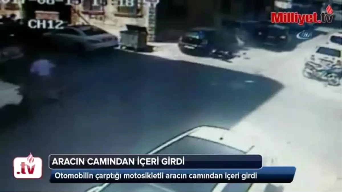 Aracın Camından İçeri Girdi