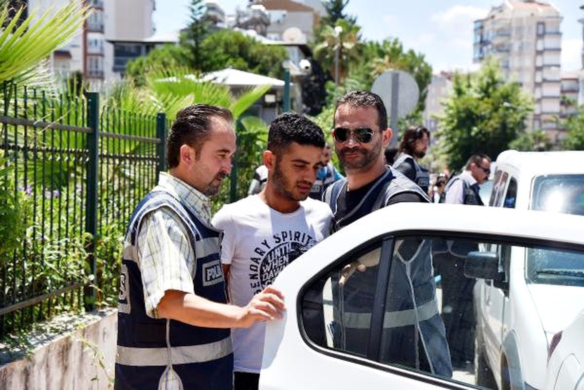 Ayaklarında Elektronik Kelepçeyle Hırsızlık Yaptılar
