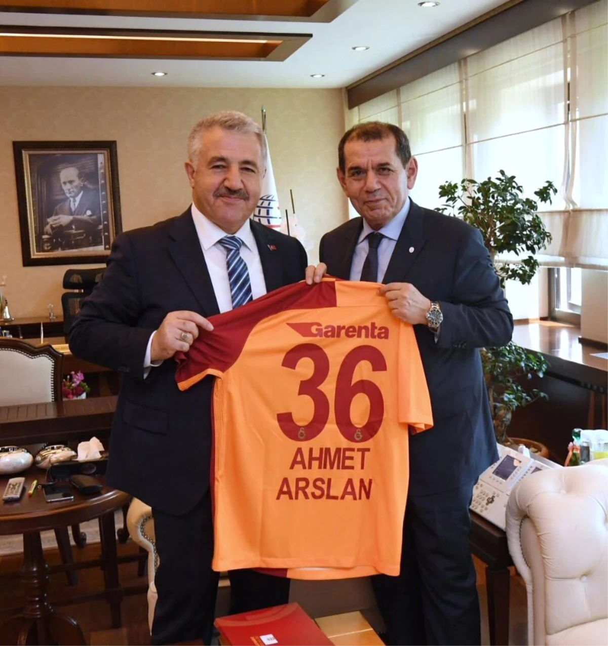 Bakan Arslan, Galatasaray Spor Kulübü Başkanı Özbek\'i Makamında Ağırladı