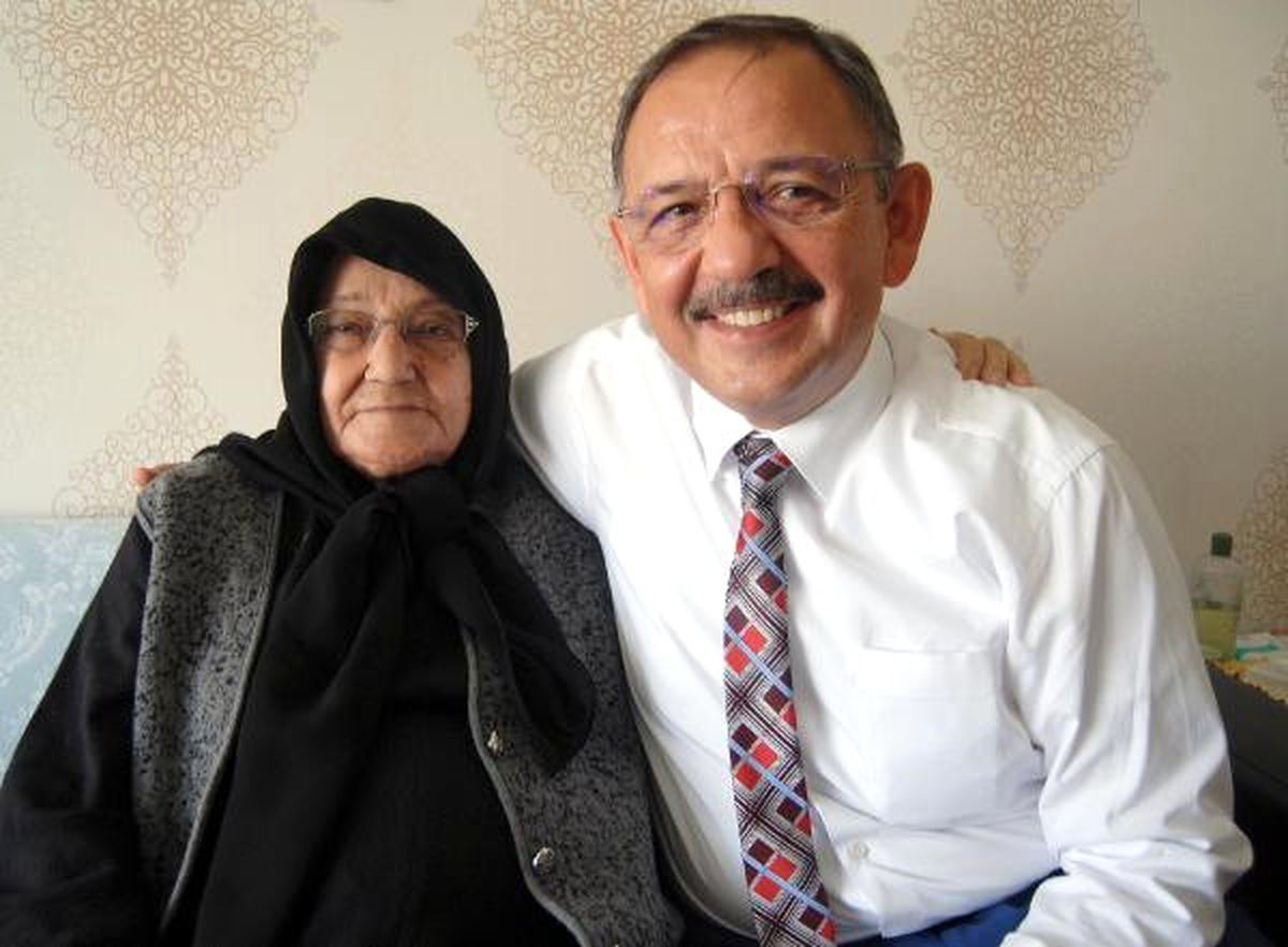 Bakan Özhaseki\'nin Annesi Vefat Etti