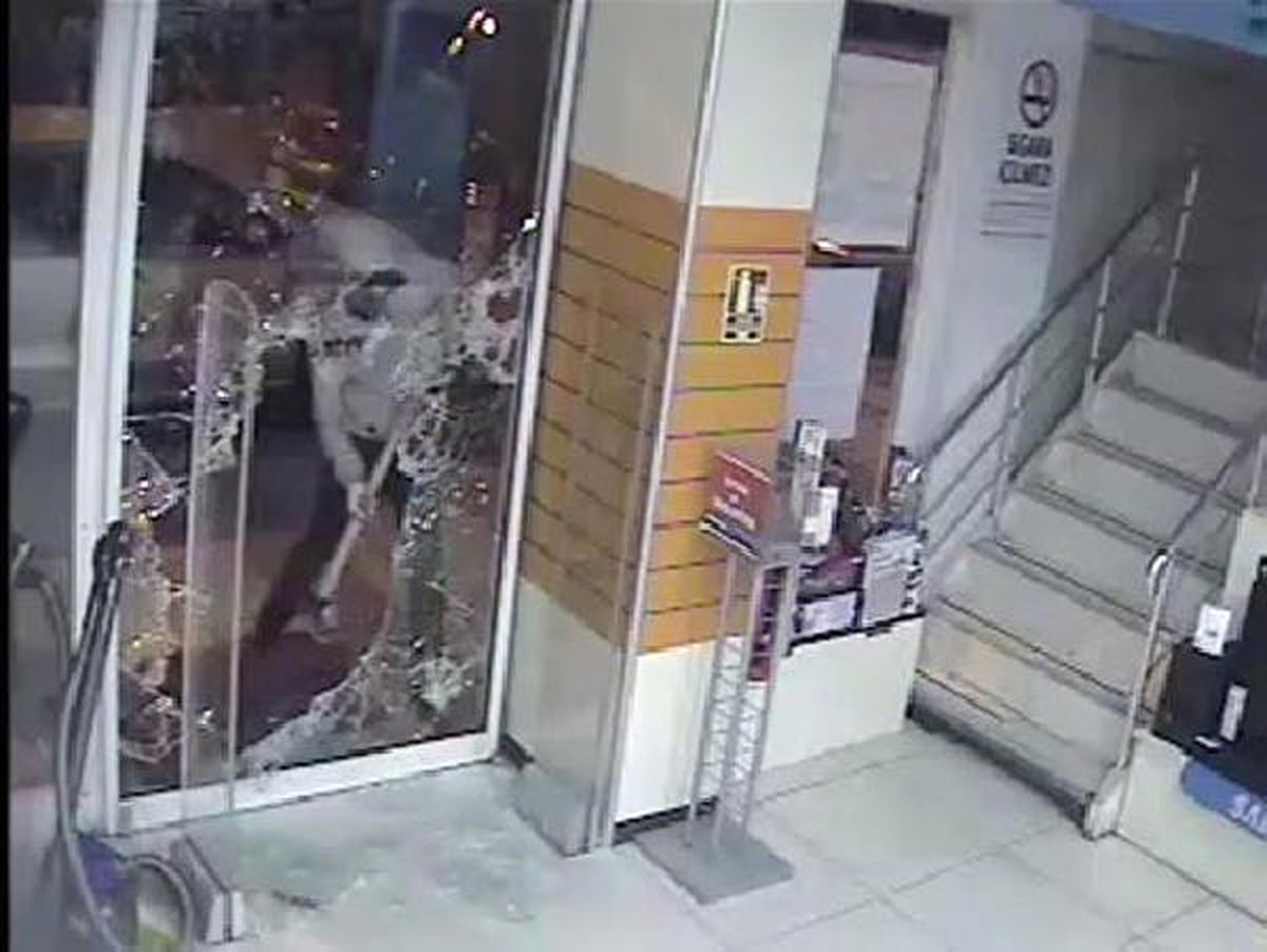 Balyozla Camı Kırıp 500 Bin Liralık Cep Telefonu Çaldılar