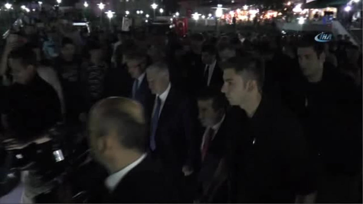 Başbakan Yıldırım, Teravih Namazı Sonrası Vatandaşlarla Bir Araya Geldi
