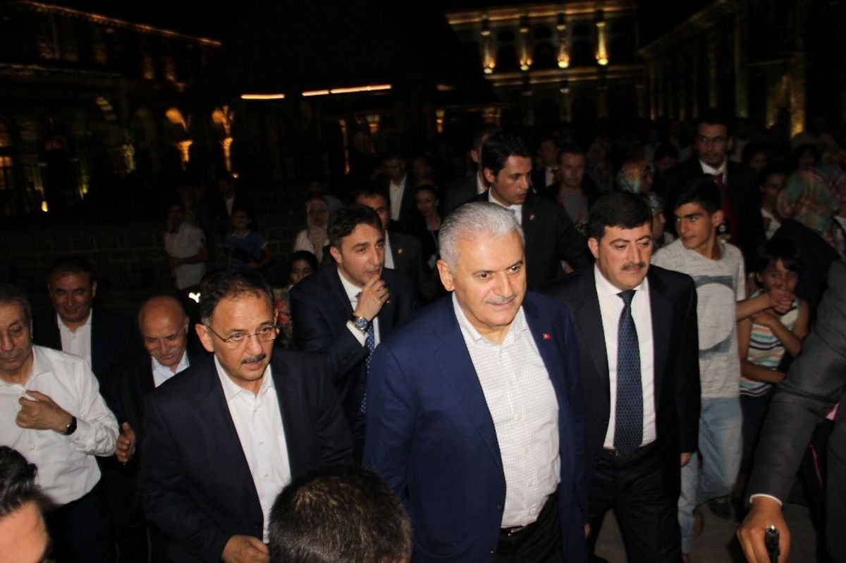Başbakan Yıldırım, Teravih Namazını Çoban Mustafa Paşa Camisi\'nde Kıldı