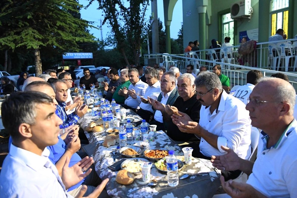 Başkan Böcek, Bahtılı Mahallesi\'nde İftar Yaptı