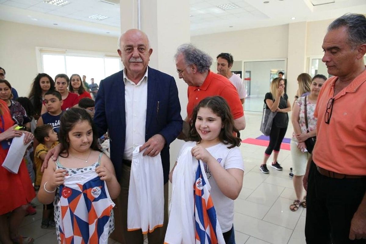 Başkan Seyfi Dingil\'den Minik Sporculara Forma