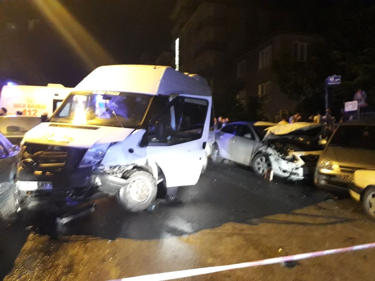 Başkent\'te Servis Kazası: 8 Yaralı